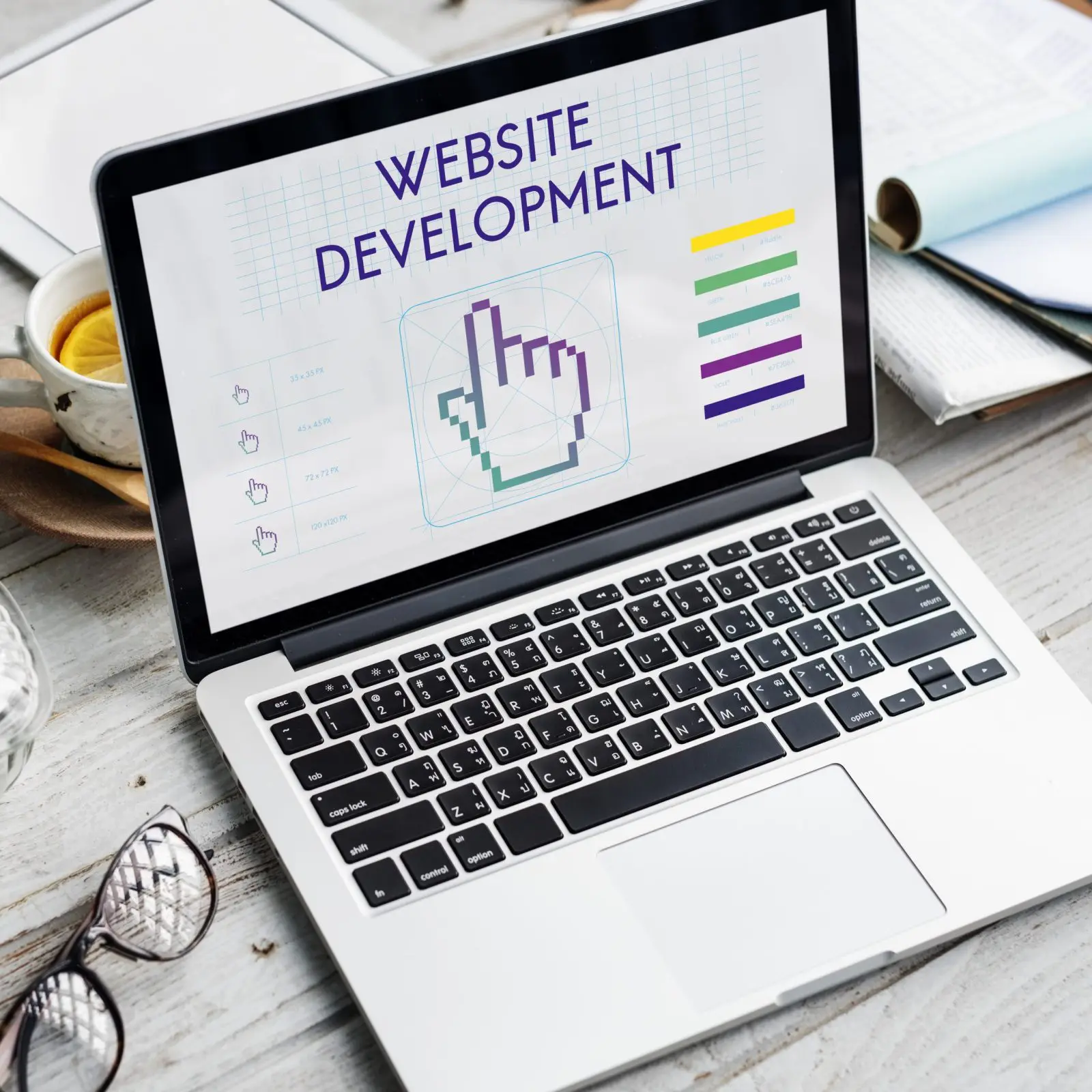Illustration de developpement de site web sur ordinateur portable – concept de webdesign et d'optimisation